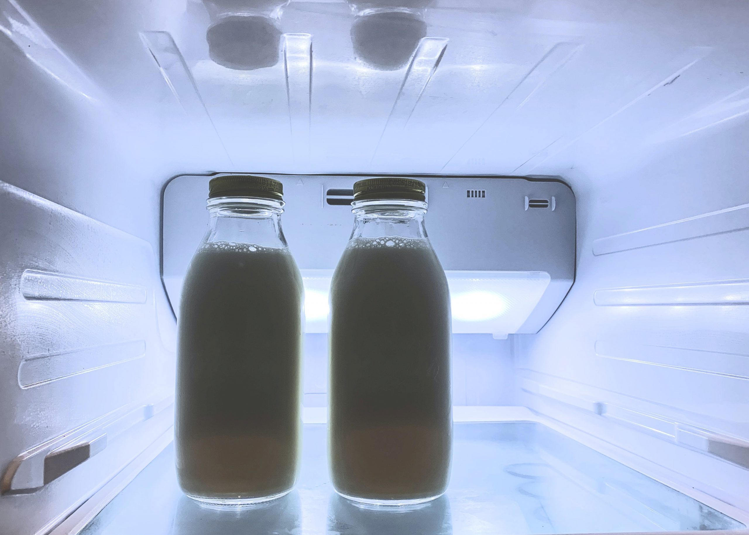 Melk in een witte koelkast